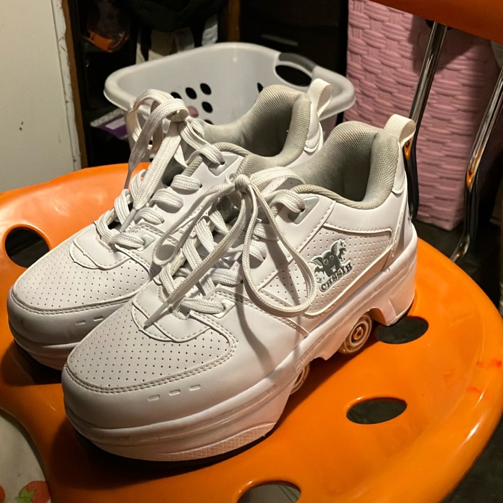 White roller skates pop out shoes